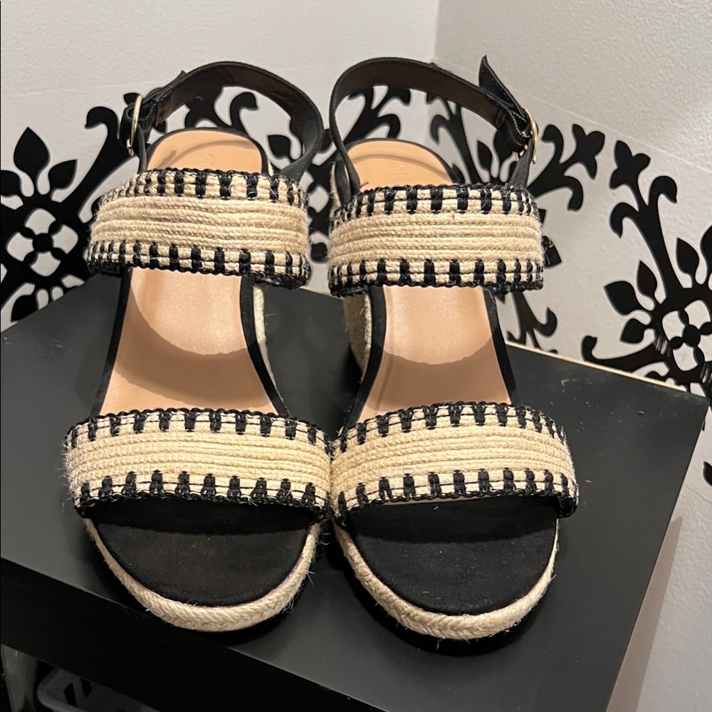 Chic Black and Tan Wedge Sandals 👡